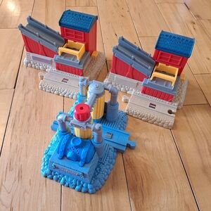 Thomas Train INTERACTIVE LEARNING RAILWAY Cargo Depot (2) & Engine Wash